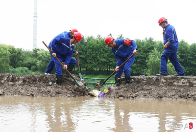 中國五冶集團(tuán)陸翔路項(xiàng)目工地舉行防臺(tái)防汛搶險(xiǎn)演練，筑牢道路建設(shè)安全防線