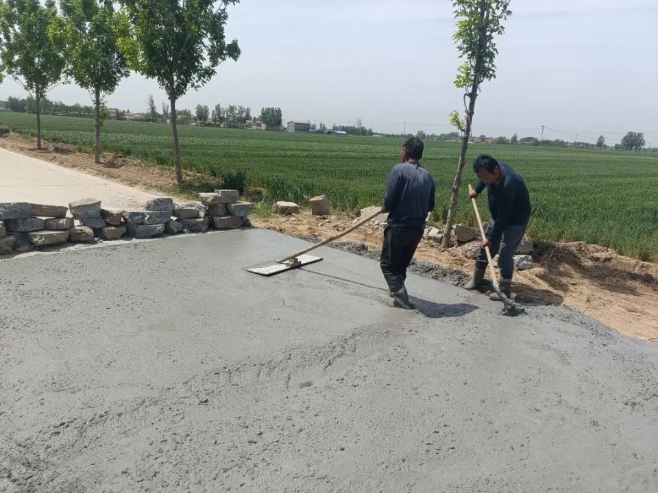 鄆城某村修繕農(nóng)田生產(chǎn)路，打通農(nóng)業(yè)生產(chǎn)“最后一公里”
